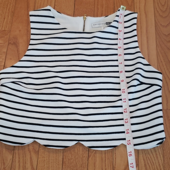 Cropped Scallop Hem Top - Picture 9 of 10